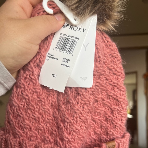 ROXY NEW Blizzard Beanie Cable Knit Pom - Picture 12 of 12